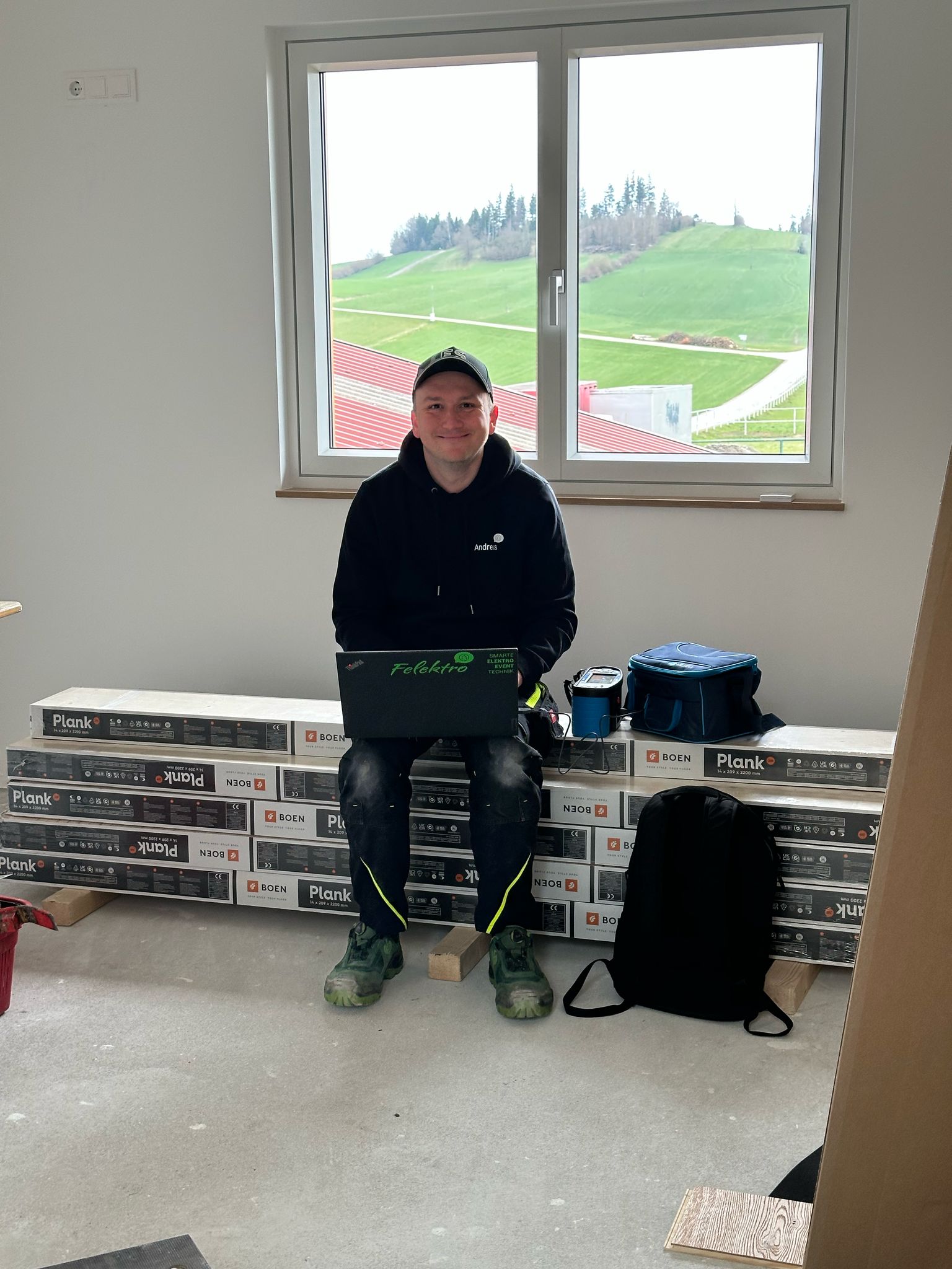 Ing. Andreas Felhofer auf der Baustelle mit Laptop