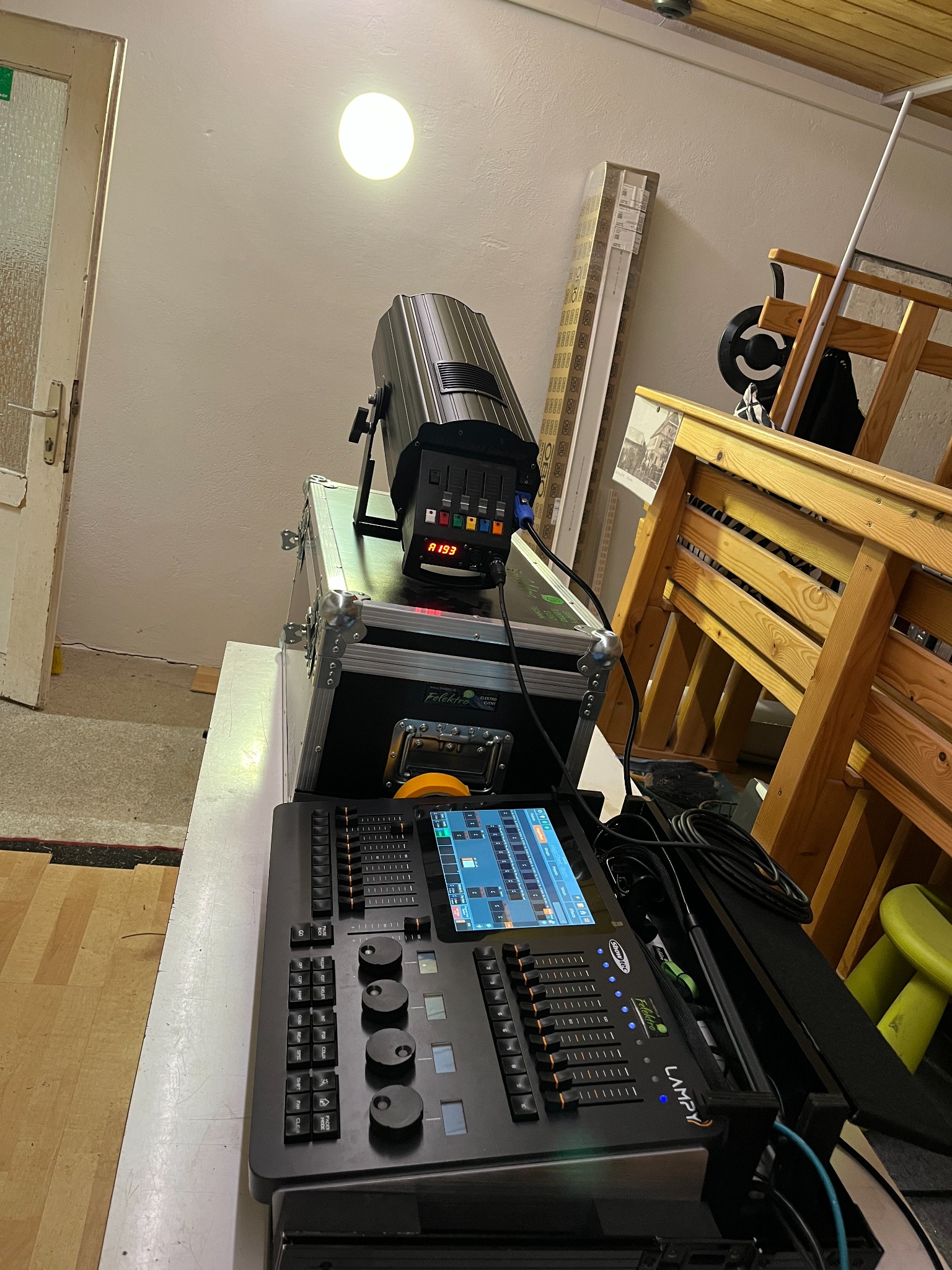 Eventtechnik mit Lichtsteuerung und Mischpult