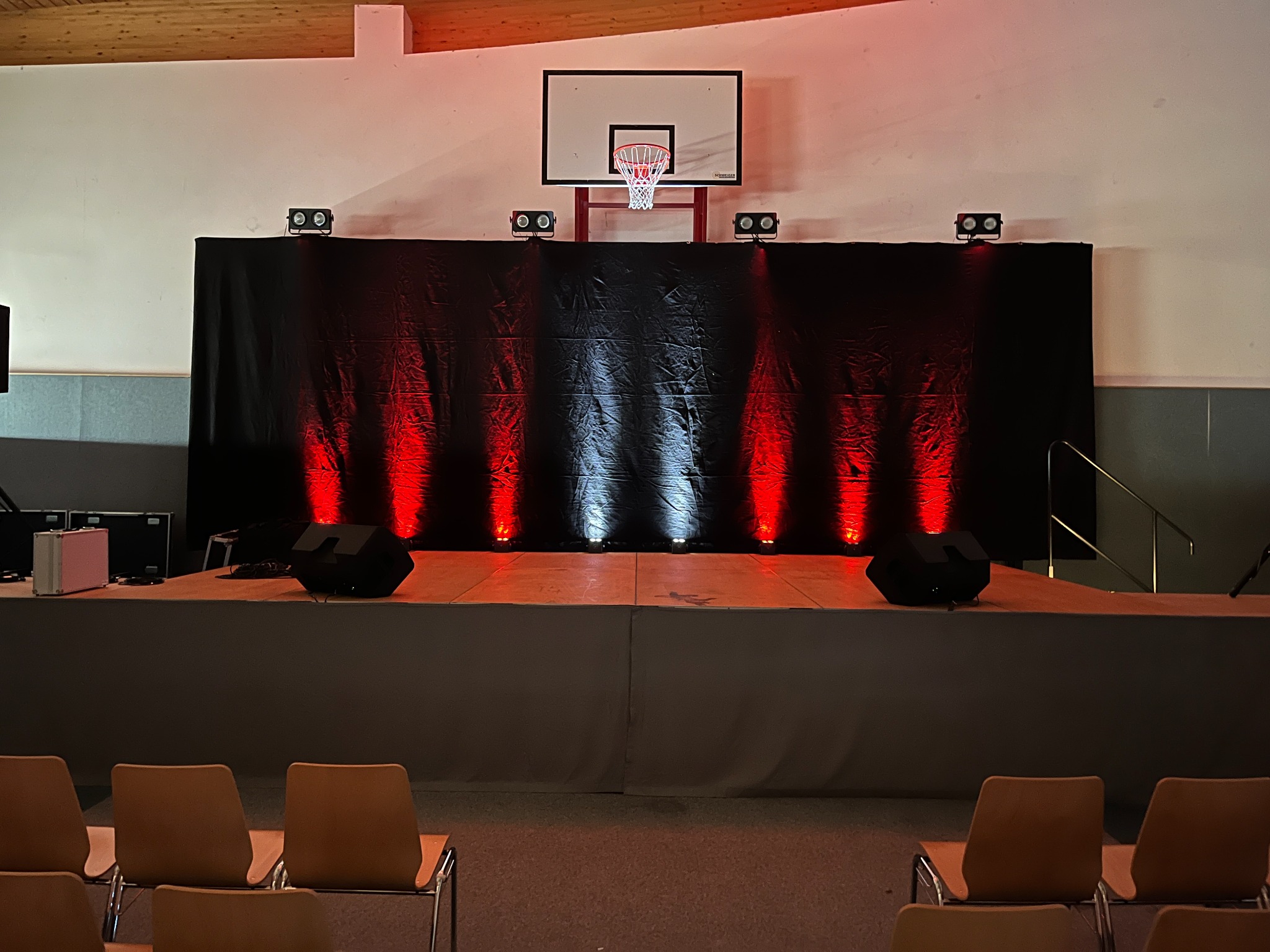 Bühne mit roter Eventbeleuchtung