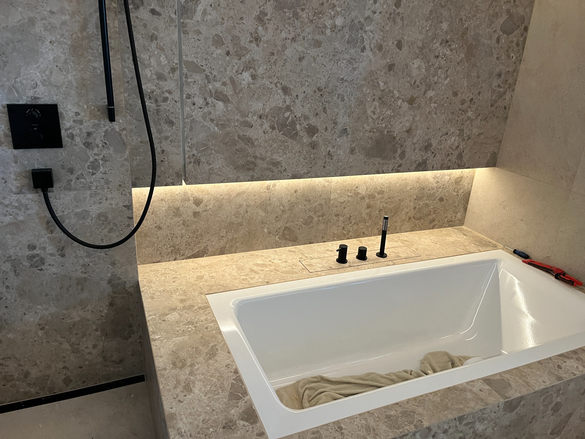 Indirekte Beleuchtung im Badezimmer