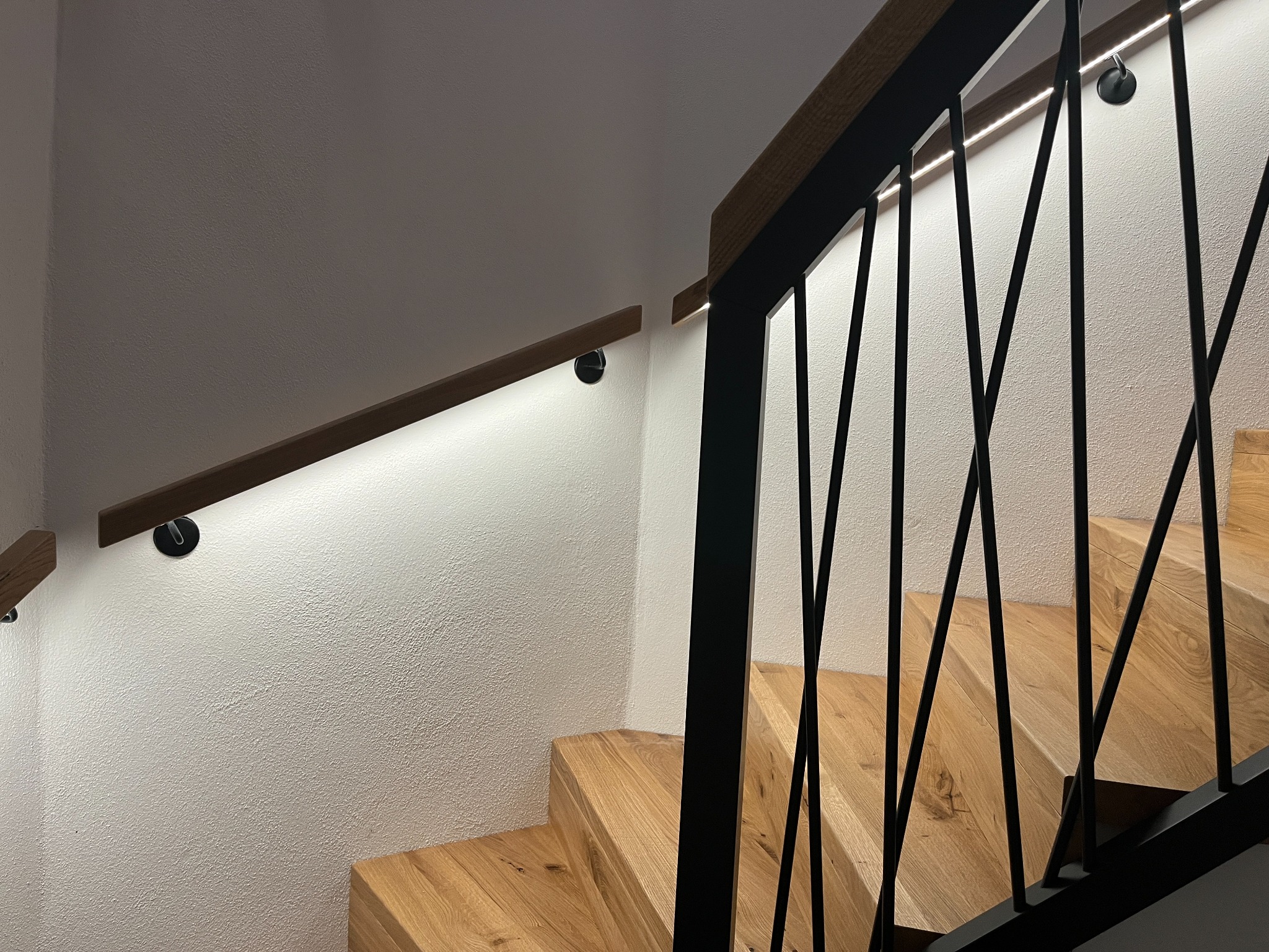 Stiegenbeleuchtung mit schwarzen Aufbauleuchten