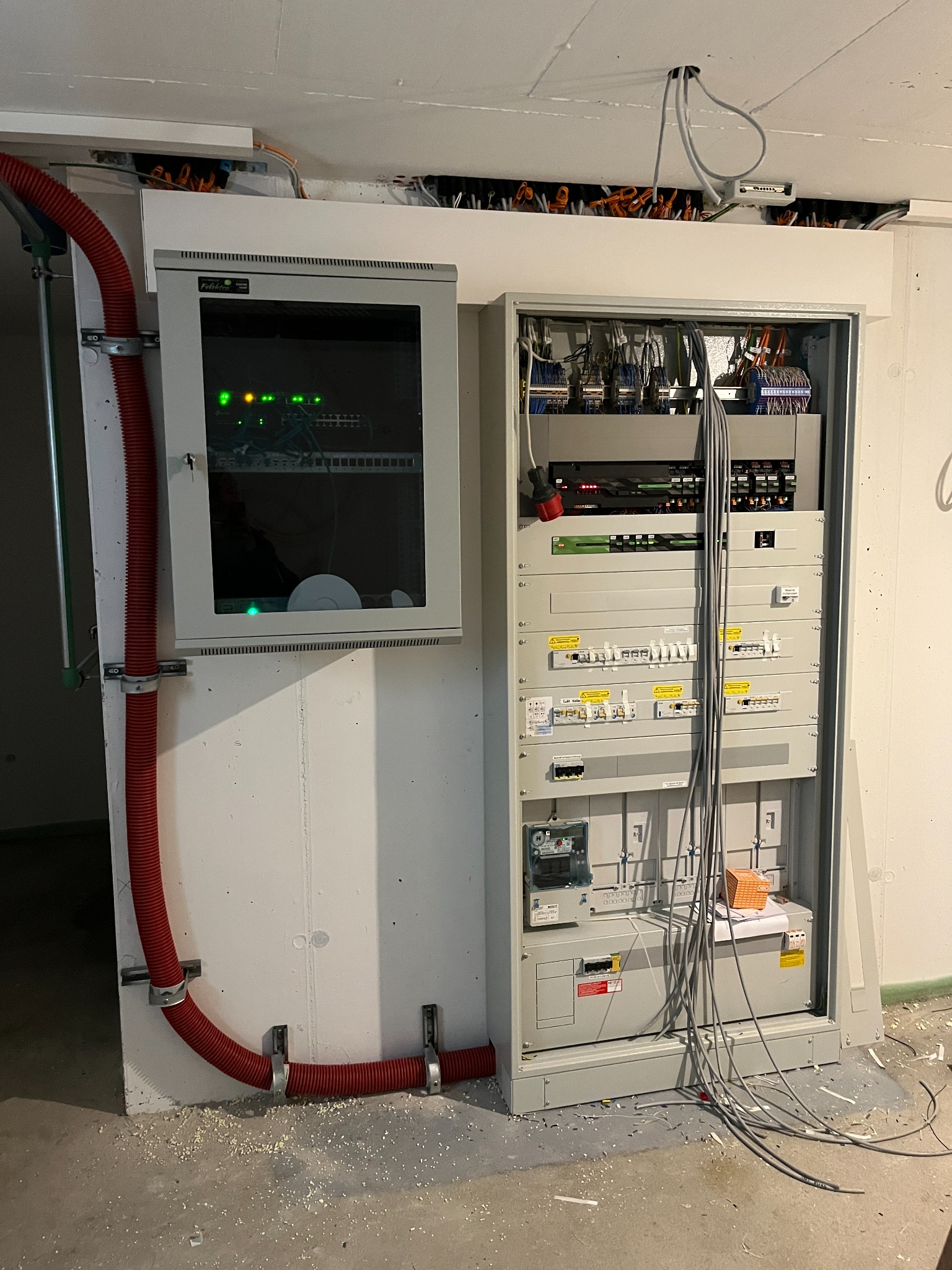 Elektro- und Netzwerktechnik im Technikraum